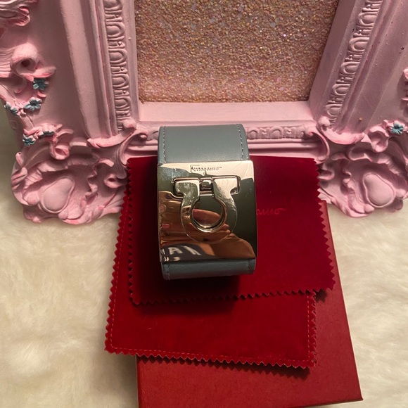 Salvatore Ferragamo ๐ฏ Authentic - Picture 7 of 7